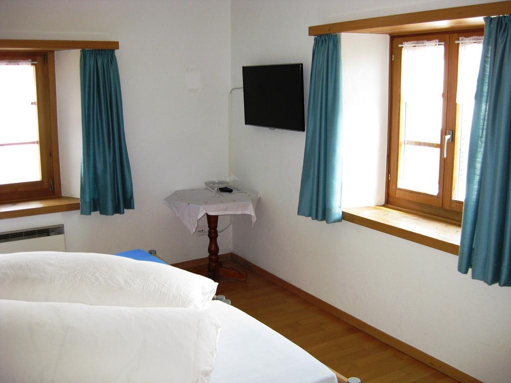 Pensiun Garni Plaz Hotel Scuol Room photo