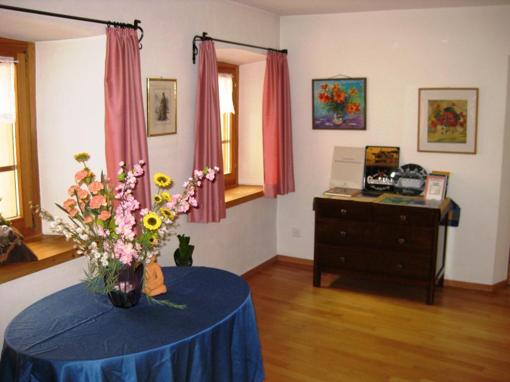 Pensiun Garni Plaz Hotel Scuol Exterior photo